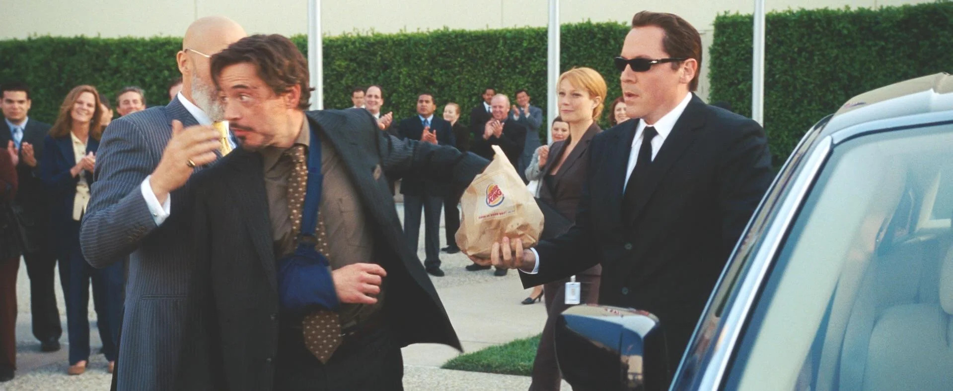 A foto do filme Homem de Ferro, traz o Tony Stark, andando e pegando um lanche na sacola do Burger King.